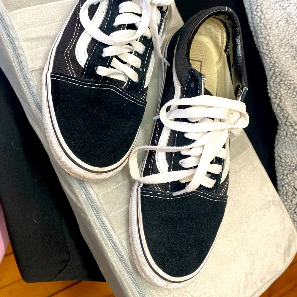 Vans womens size 7.5 mens 6.0. Worn needs a good cleaning.